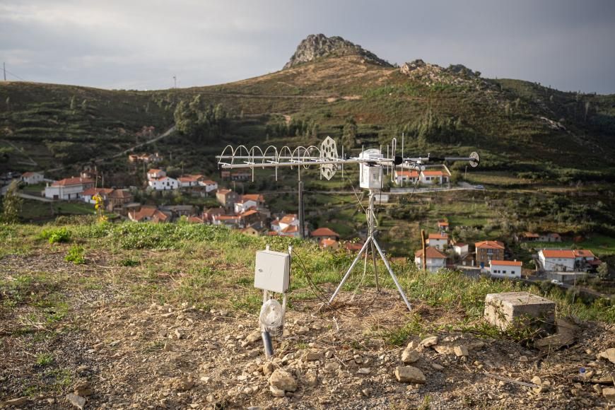 Protótipo de Estação para Comunicação de Dados Via Satélite instalado em Fajão